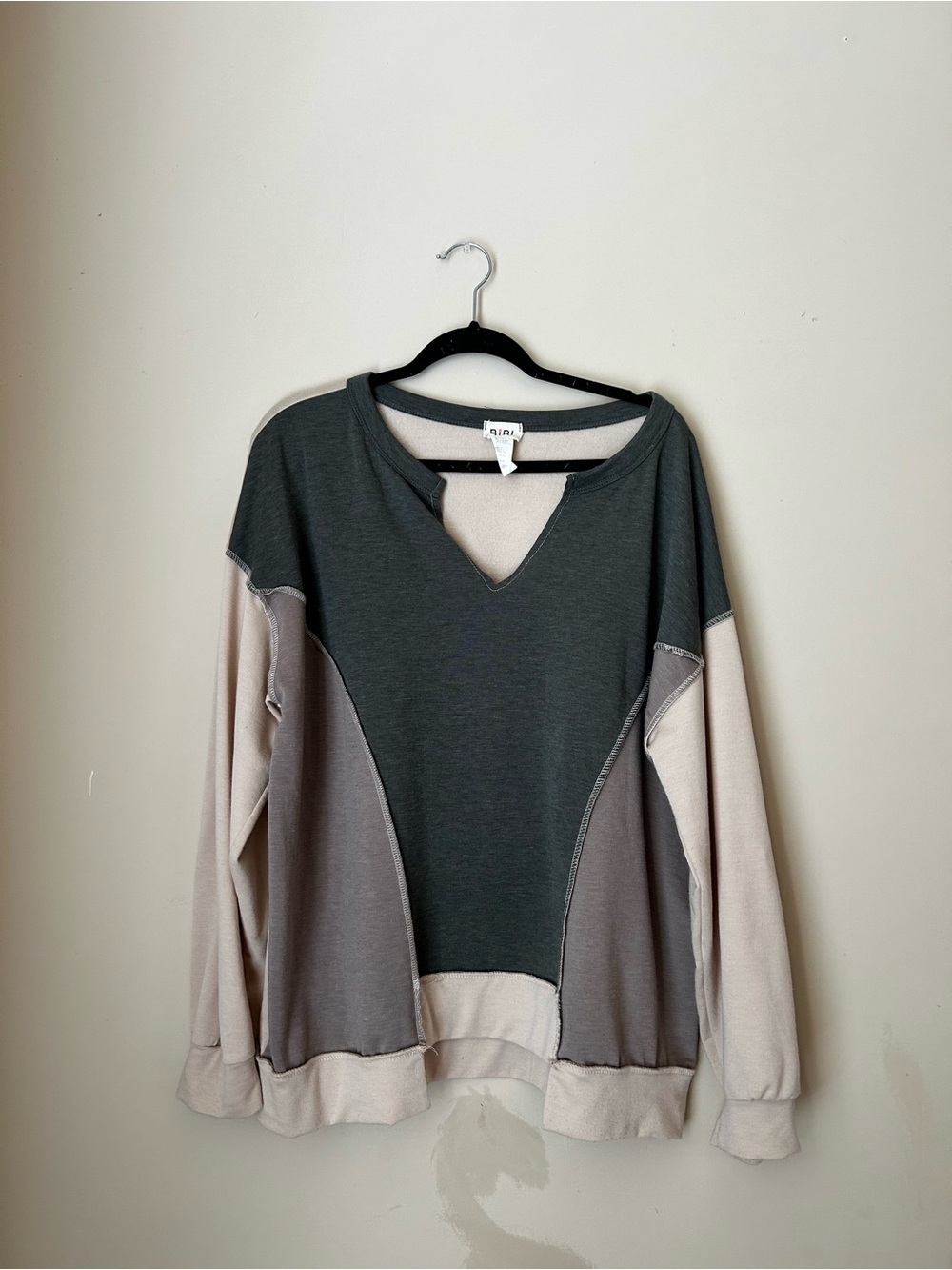 BiBi Colorblock V-Neck Pullover Sweatshirt in Dark Green, Gray & Cream